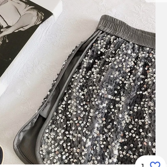 Hihaiyijia Velvet & Sequin Shorts - Picture 2 of 8